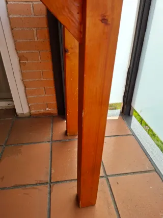 Mesa de madera con azulejos decorativos