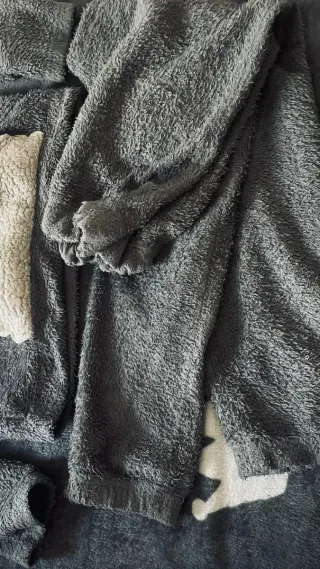 Pijama de peluche con oveja para niña