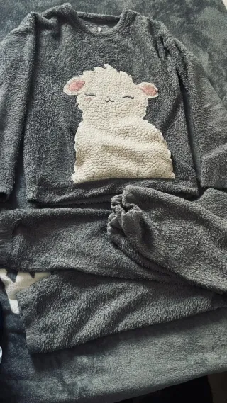 Pijama de peluche con oveja para niña