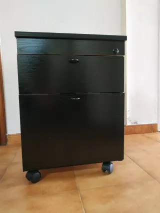 Cajonera negra con ruedas