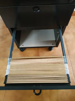 Cajonera negra con ruedas