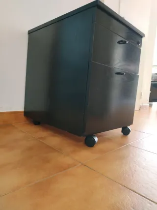 Cajonera negra con ruedas