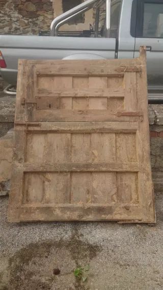 Puerta rústica de madera antigua
