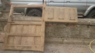 Puerta rústica de madera antigua