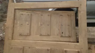 Puerta rústica de madera antigua