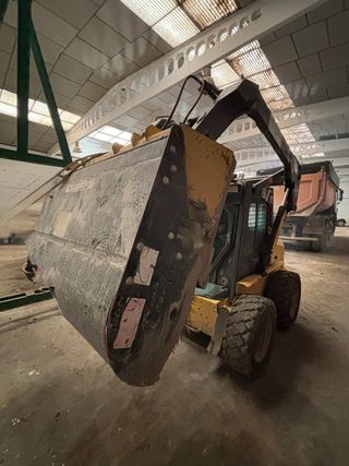 Minicargadora New Holland LS170