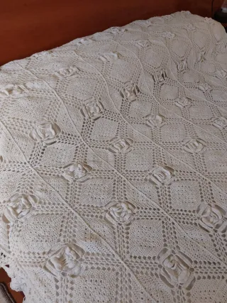 Colcha artesanal de ganchillo