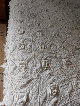 Colcha artesanal de ganchillo