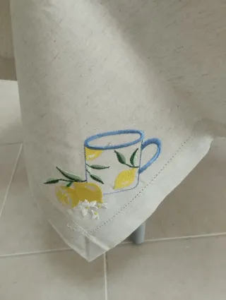 Mantel con limones bordados