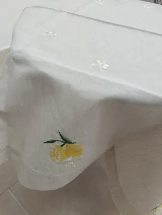 Mantel con limones bordados