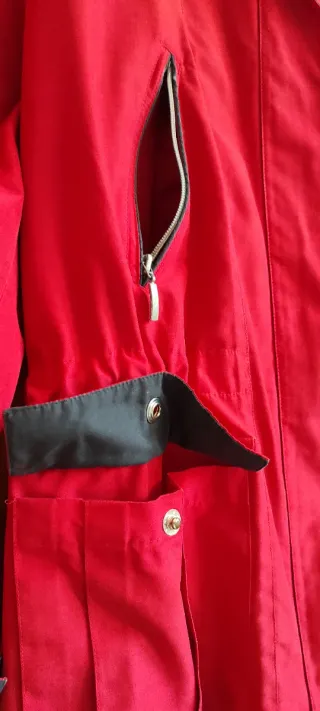 Chaqueta roja y azul