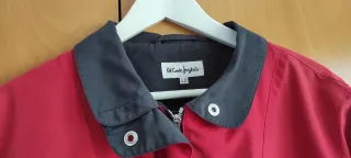 Chaqueta roja y azul