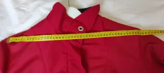 Chaqueta roja y azul