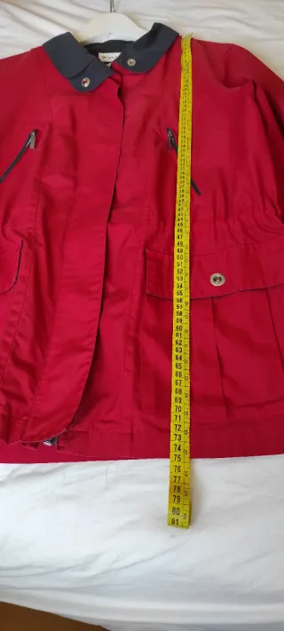 Chaqueta roja y azul