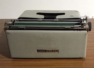 Máquina de escribir Olivetti Studio 44 funcionando
