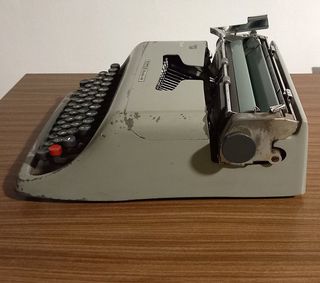 Máquina de escribir Olivetti Studio 44 funcionando