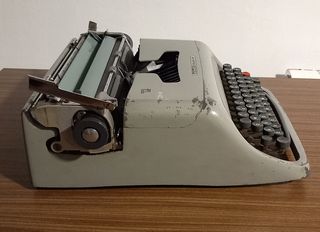 Máquina de escribir Olivetti Studio 44 funcionando