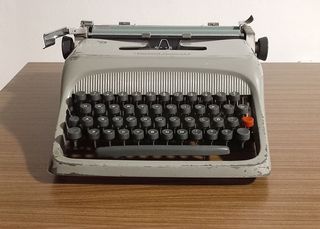Máquina de escribir Olivetti Studio 44 funcionando