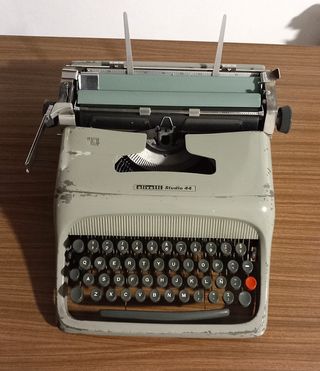 Máquina de escribir Olivetti Studio 44 funcionando