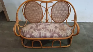 Sillón doble de mimbre con cojín floral