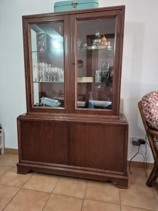 Mueble vitrina de madera y cristal