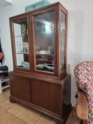 Mueble vitrina de madera y cristal