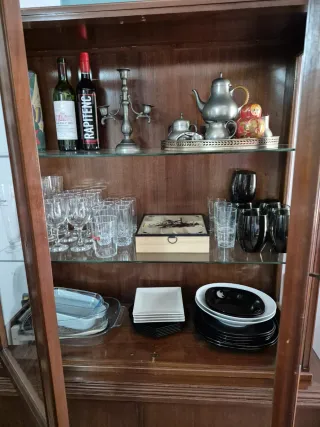 Mueble vitrina de madera y cristal