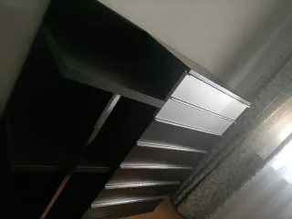 Habitación de madera con armario en curvado