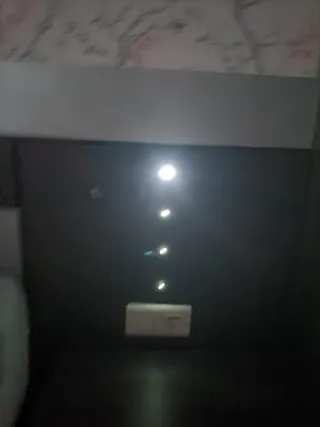 Habitación de madera con armario en curvado