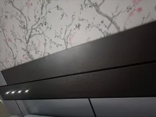 Habitación de madera con armario en curvado