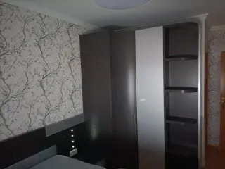 Habitación de madera con armario en curvado