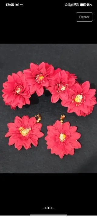 Corona y pendientes flamenca flores rojas