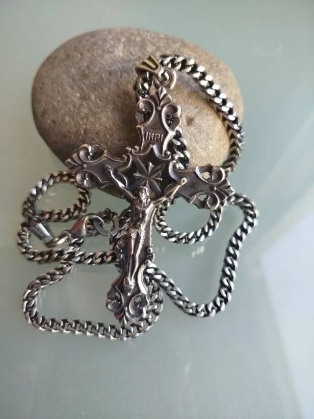 Crucifijo de Acero con Cadena