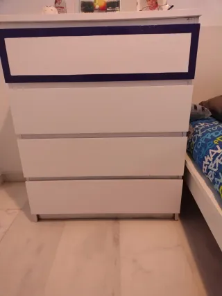 Cómoda blanca con detalles morados