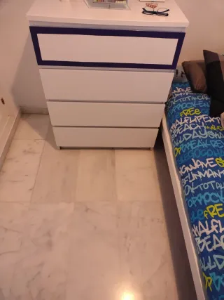 Cómoda blanca con detalles morados