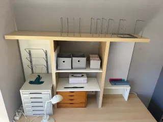 Escritorio con estantería y cajonera