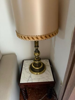 Mesa auxiliar con lámpara