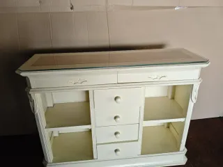 Mueble aparador rústico madera y tapa de cristal.