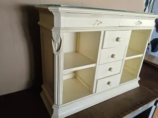 Mueble aparador rústico madera y tapa de cristal.