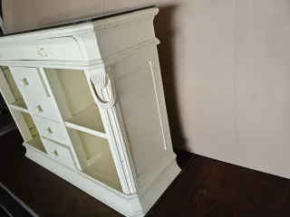 Mueble aparador rústico madera y tapa de cristal.