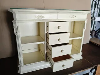 Mueble aparador rústico madera y tapa de cristal.