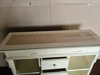 Mueble aparador rústico madera y tapa de cristal.