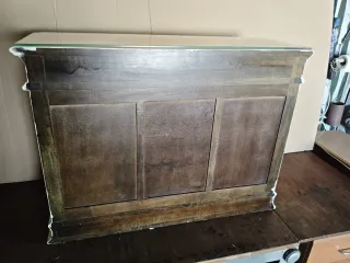 Mueble aparador rústico madera y tapa de cristal.