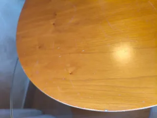 Mesita auxiliar redonda con lámpara