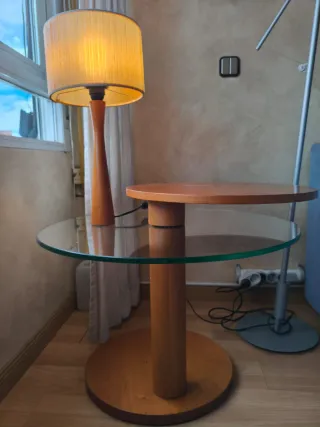 Mesita auxiliar redonda con lámpara