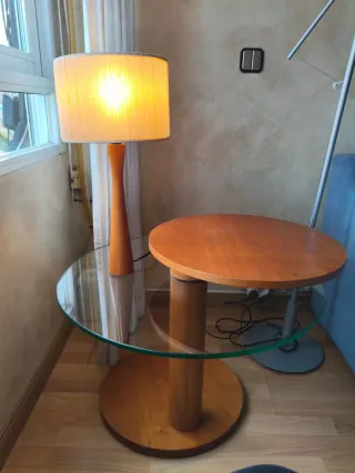 Mesita auxiliar redonda con lámpara