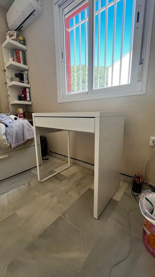 Escritorio blanco con cajón