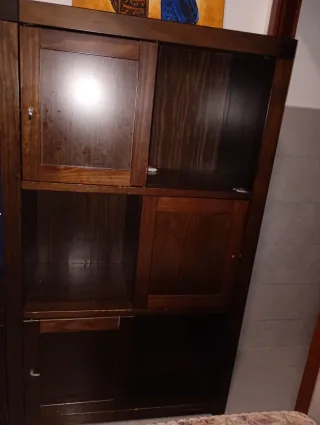 Mueble de salón de madera oscuro