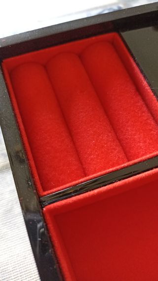 Joyero negro y rojo con espejo