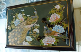 Joyero negro y rojo con espejo